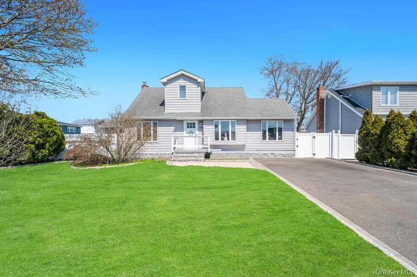 Welcome to this charming 3-bedroom, 2 full bathroom Cape nestled - photo 2