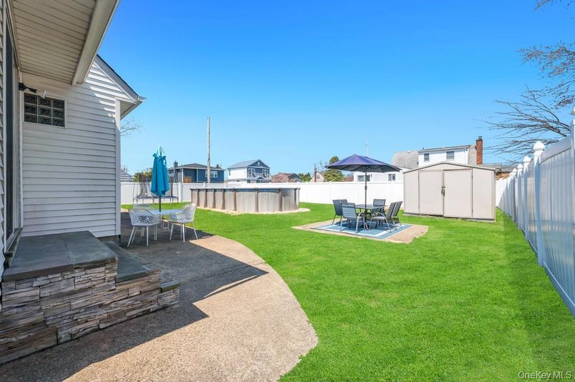 Welcome to this charming 3-bedroom, 2 full bathroom Cape nestled - photo 5