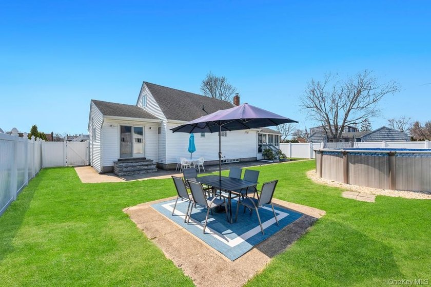 Welcome to this charming 3-bedroom, 2 full bathroom Cape nestled - photo 6