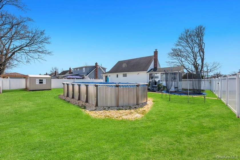 Welcome to this charming 3-bedroom, 2 full bathroom Cape nestled - photo 7