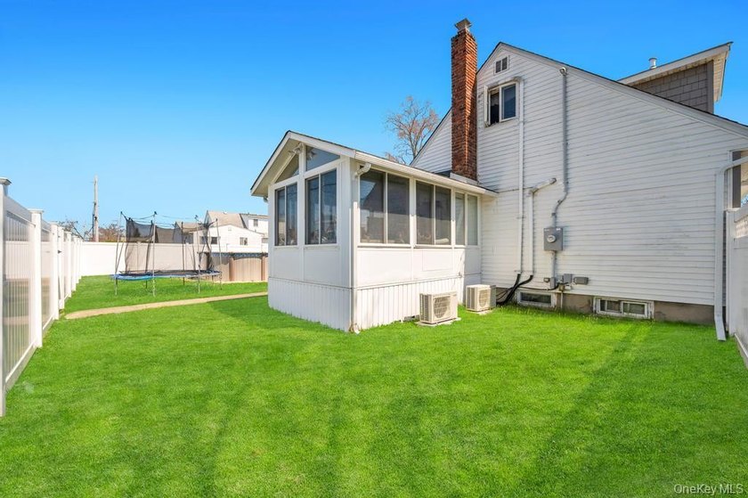 Welcome to this charming 3-bedroom, 2 full bathroom Cape nestled - photo 10
