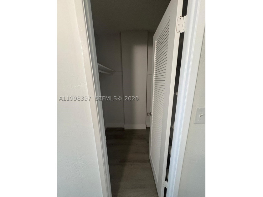 THIS BEAUTIFUL 1/1.5 APARTMENT HAS BRAND NEW FLOOR AND IS - photo 22