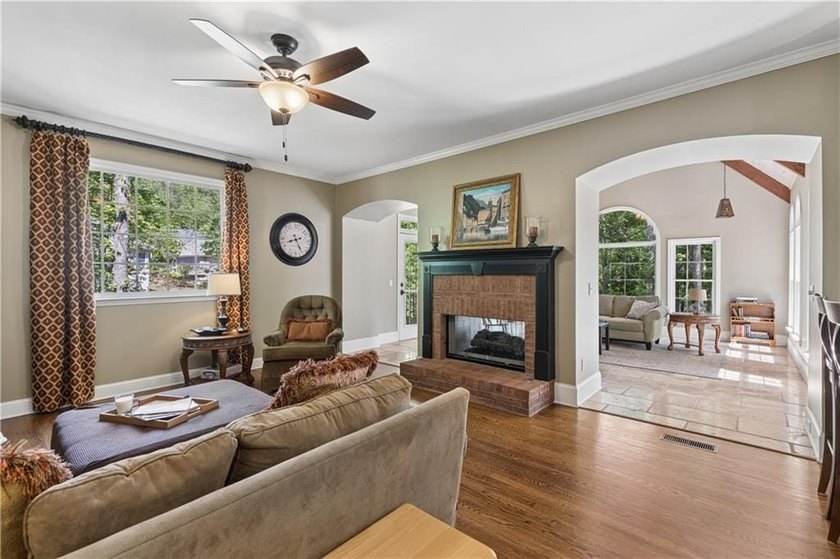 Southern Charm Meets Storybook Setting - Welcome to a truly - photo 16