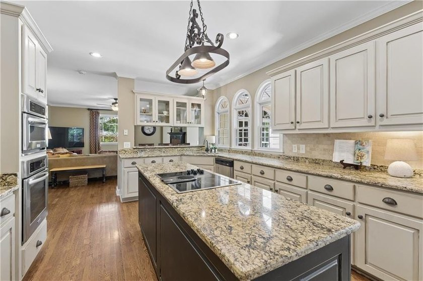 Southern Charm Meets Storybook Setting - Welcome to a truly - photo 23