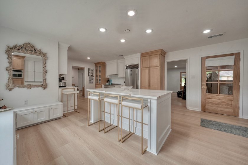 COMPLETELY RENOVATED &amp; MOVE-IN READY! This stunning 3 bedroom, 2 - photo 3
