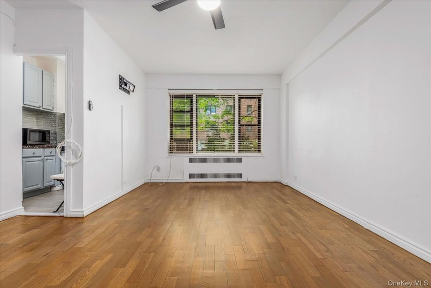 Spacious Studio in Prime Forest Hills - Low Maintenance, Pet - photo 4