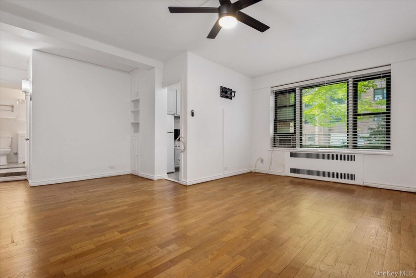 Spacious Studio in Prime Forest Hills - Low Maintenance, Pet - photo 5