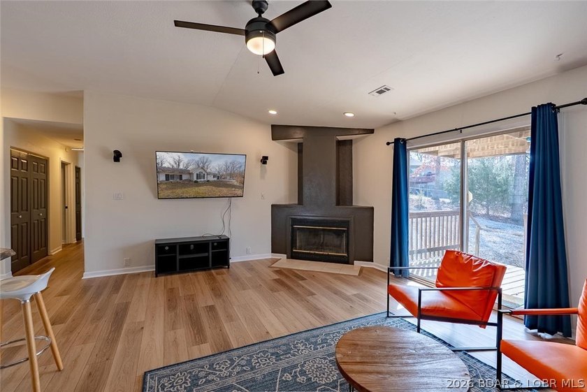Discover the perfect combination of modern updates and lake-area - photo 9