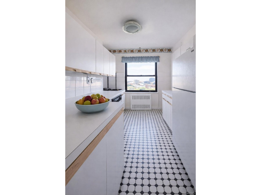 Spacious 2-bedroom, 1-bath apartment in prime Rego Park location - photo 6