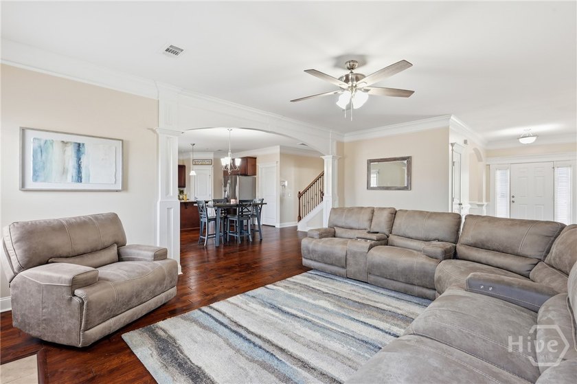 Welcome to this beautifully maintained 5-bedroom, 3-bath - photo 11