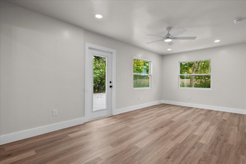 Beautifully renovated 4BR/3.5BA home in the heart of Lake Park - photo 11