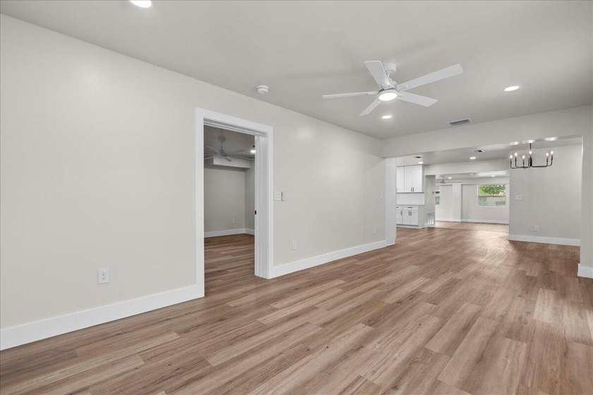Beautifully renovated 4BR/3.5BA home in the heart of Lake Park - photo 12