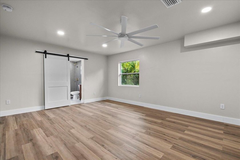 Beautifully renovated 4BR/3.5BA home in the heart of Lake Park - photo 14