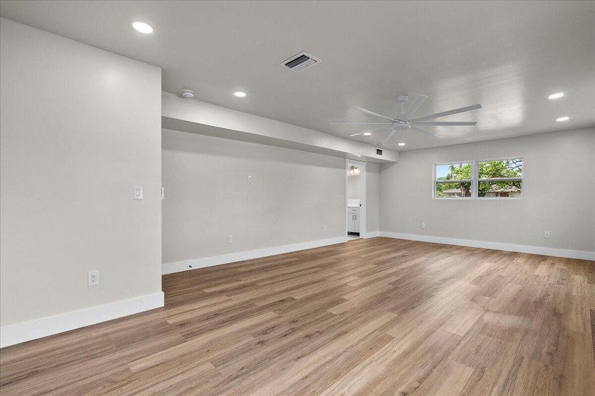 Beautifully renovated 4BR/3.5BA home in the heart of Lake Park - photo 17