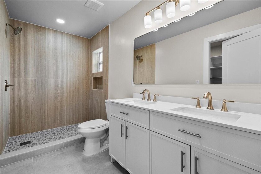 Beautifully renovated 4BR/3.5BA home in the heart of Lake Park - photo 18