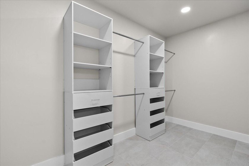 Beautifully renovated 4BR/3.5BA home in the heart of Lake Park - photo 20
