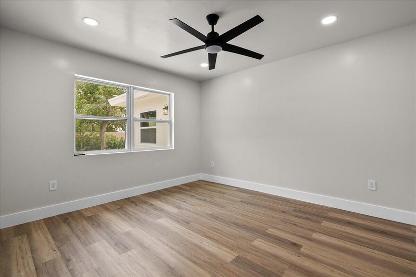 Beautifully renovated 4BR/3.5BA home in the heart of Lake Park - photo 22