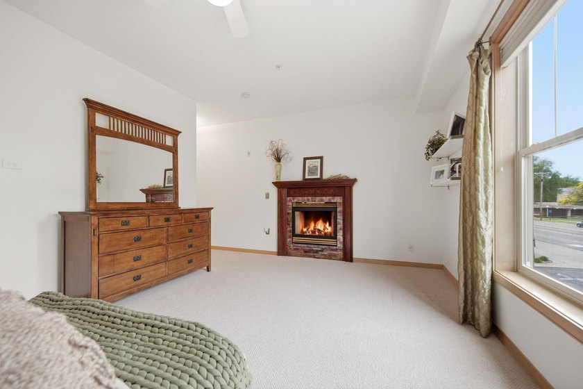 Beautiful end unit in luxury condo building. Cement floors for - photo 23