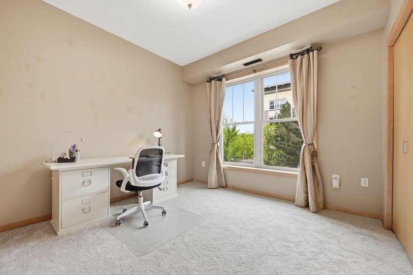 Beautiful end unit in luxury condo building. Cement floors for - photo 24