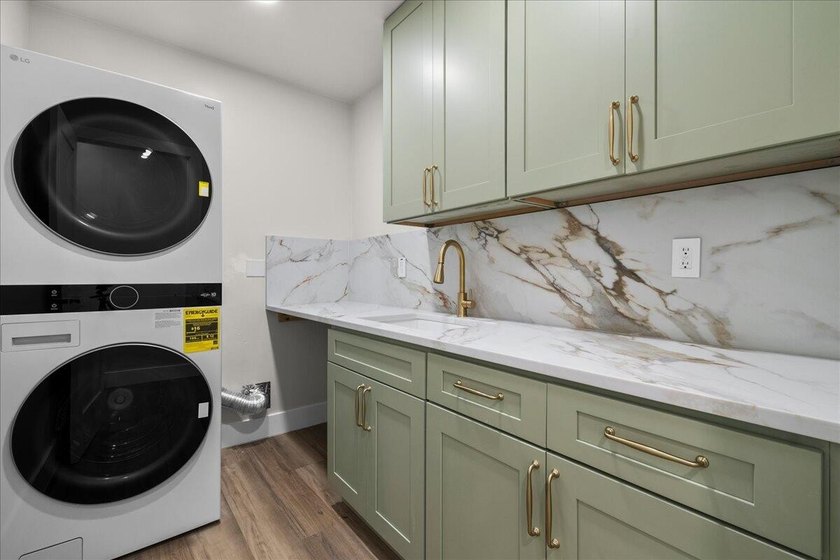 Beautifully renovated 4BR/3.5BA home in the heart of Lake Park - photo 25