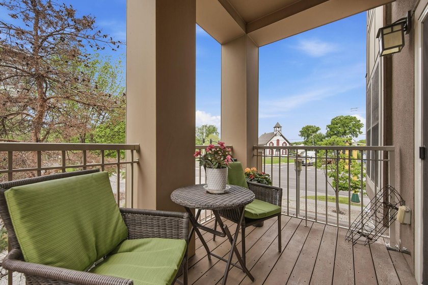 Beautiful end unit in luxury condo building. Cement floors for - photo 28