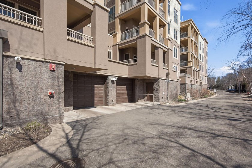 Beautiful end unit in luxury condo building. Cement floors for - photo 33