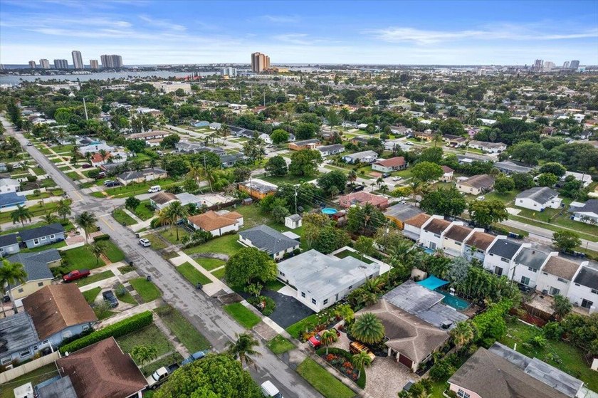 Beautifully renovated 4BR/3.5BA home in the heart of Lake Park - photo 36