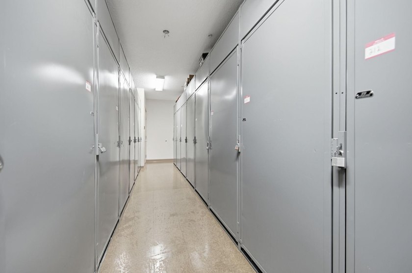 Beautiful end unit in luxury condo building. Cement floors for - photo 40