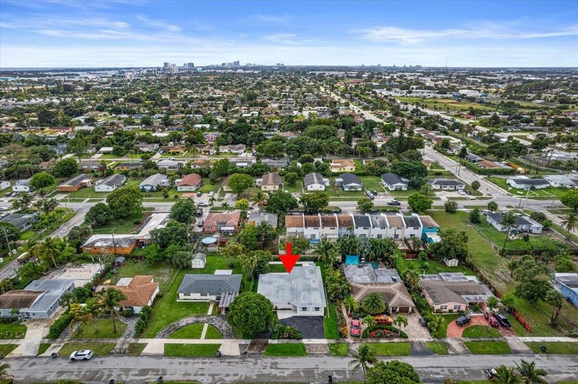Beautifully renovated 4BR/3.5BA home in the heart of Lake Park - photo 42