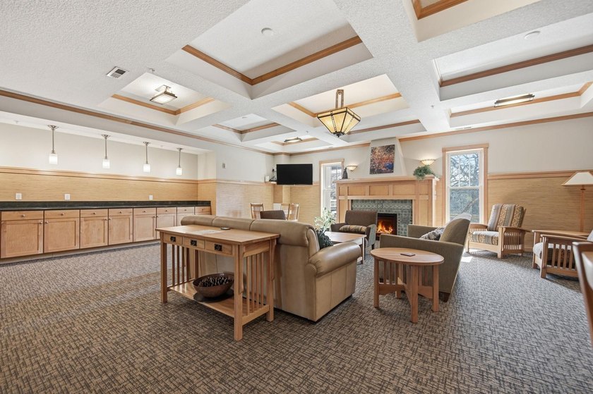 Beautiful end unit in luxury condo building. Cement floors for - photo 44
