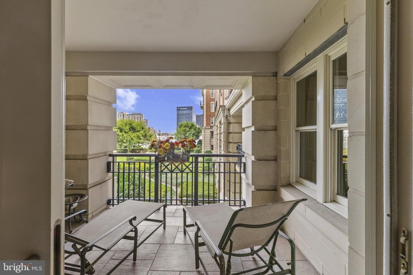 This gorgeous 2-bedroom and den, 2 full and one-half bath - photo 31