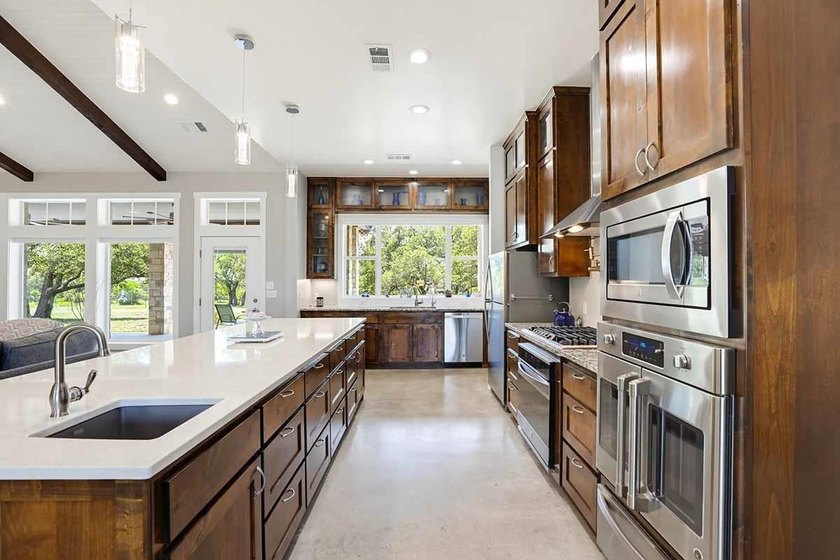 Gorgeous 3,618 SF single-level home, 30'x40' workshop, 7.42 - photo 11