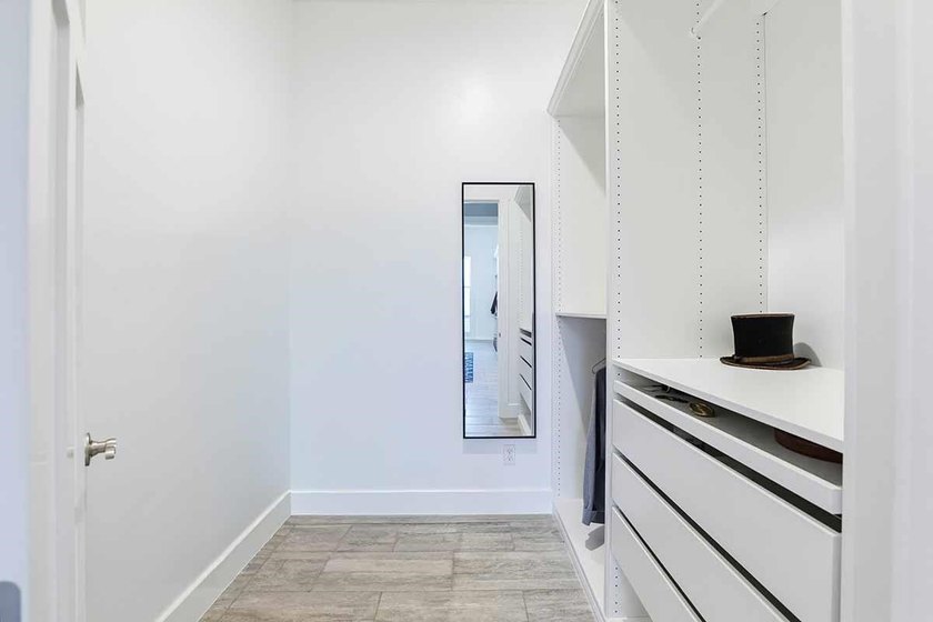 Gorgeous 3,618 SF single-level home, 30'x40' workshop, 7.42 - photo 25