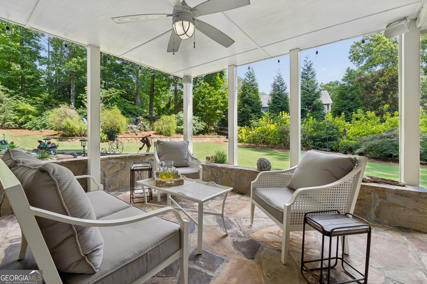 WOW! Welcome home to this fabulous updated 6 bed, 3.5 bath - photo 4