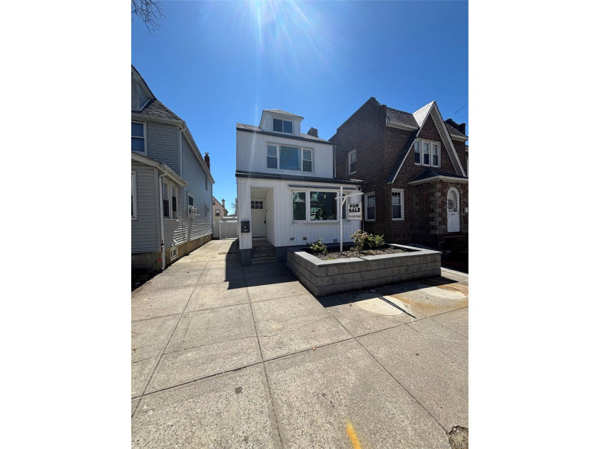 Welcome to this fully renovated 3 bedroom, 2 1/2 bathroom - photo 2
