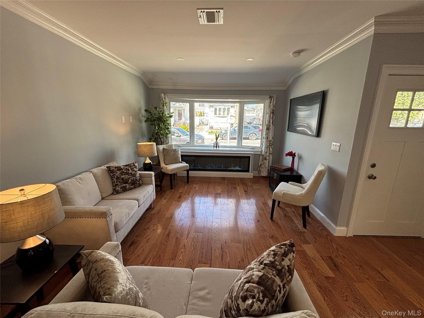 Welcome to this fully renovated 3 bedroom, 2 1/2 bathroom - photo 4