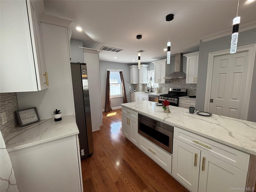 Welcome to this fully renovated 3 bedroom, 2 1/2 bathroom - photo 8