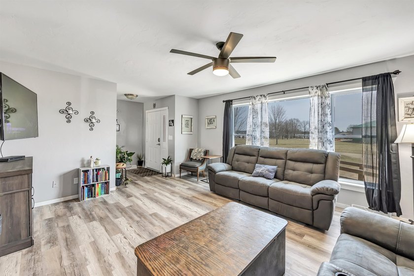Beautifully updated 4-bedroom, 3 full-bath home on 2.54 acres in - photo 12