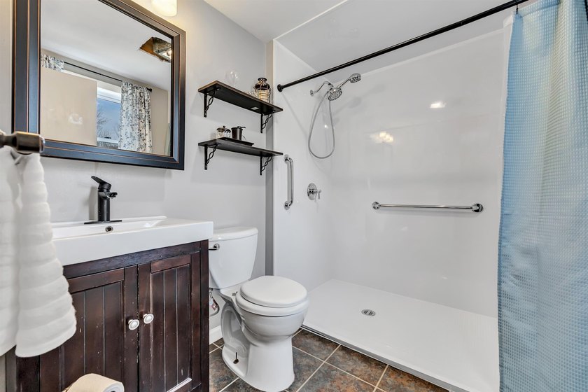 Beautifully updated 4-bedroom, 3 full-bath home on 2.54 acres in - photo 14