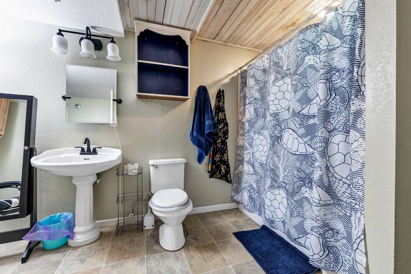 Beautifully updated 4-bedroom, 3 full-bath home on 2.54 acres in - photo 22