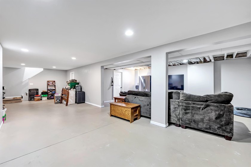 Beautifully updated 4-bedroom, 3 full-bath home on 2.54 acres in - photo 23
