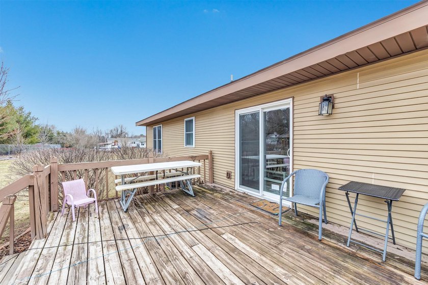 Beautifully updated 4-bedroom, 3 full-bath home on 2.54 acres in - photo 25