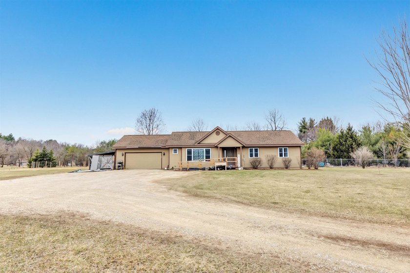 Beautifully updated 4-bedroom, 3 full-bath home on 2.54 acres in - photo 26