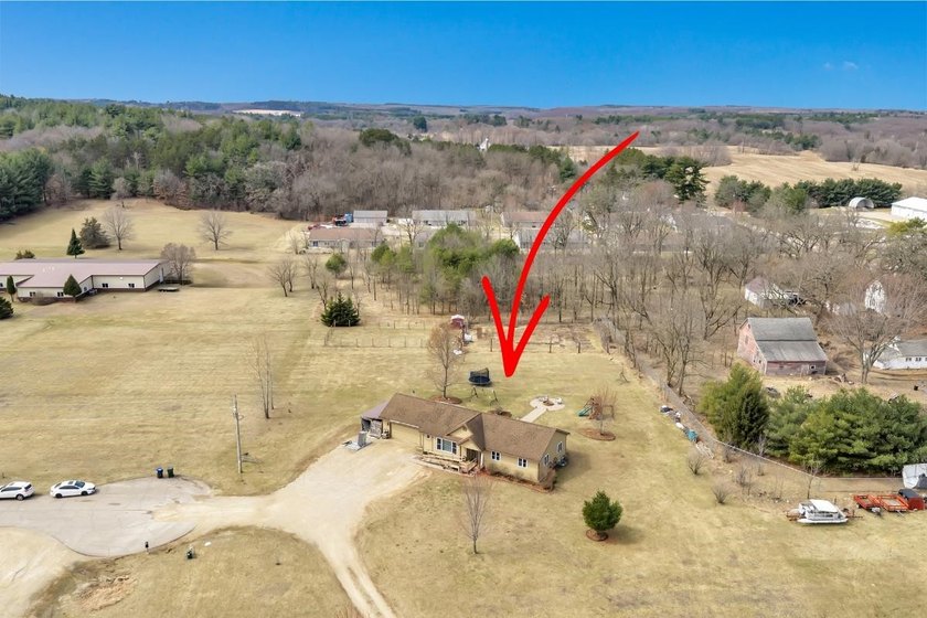 Beautifully updated 4-bedroom, 3 full-bath home on 2.54 acres in - photo 27