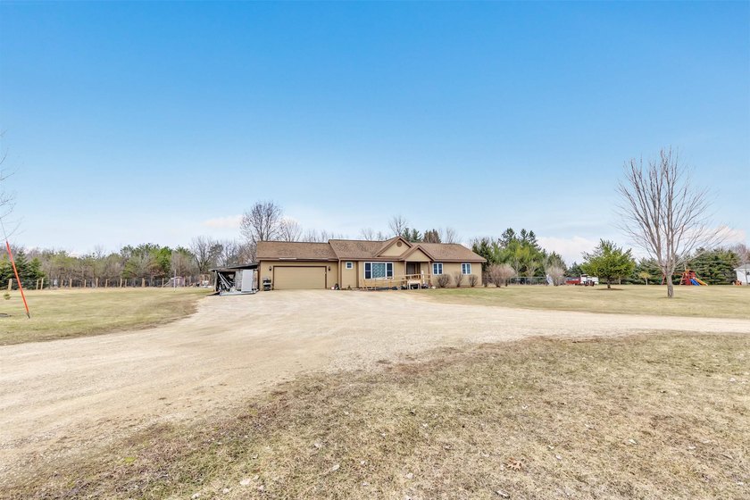 Beautifully updated 4-bedroom, 3 full-bath home on 2.54 acres in - photo 28