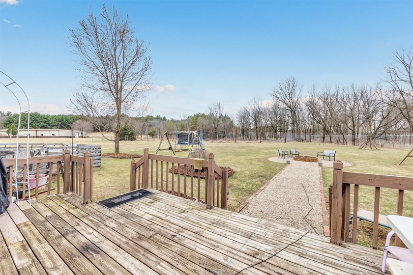 Beautifully updated 4-bedroom, 3 full-bath home on 2.54 acres in - photo 29