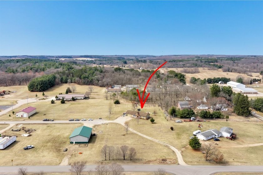 Beautifully updated 4-bedroom, 3 full-bath home on 2.54 acres in - photo 30