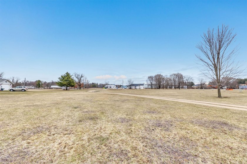 Beautifully updated 4-bedroom, 3 full-bath home on 2.54 acres in - photo 35