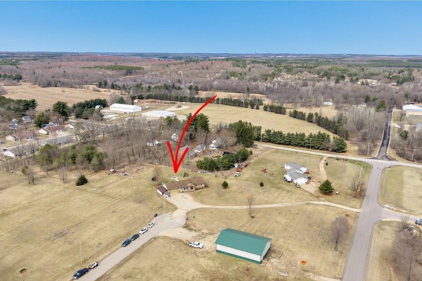 Beautifully updated 4-bedroom, 3 full-bath home on 2.54 acres in - photo 37