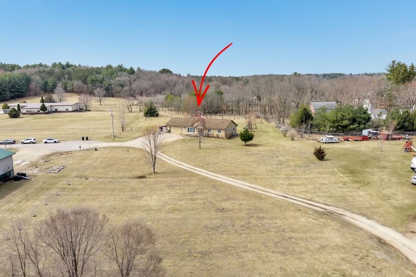 Beautifully updated 4-bedroom, 3 full-bath home on 2.54 acres in - photo 41